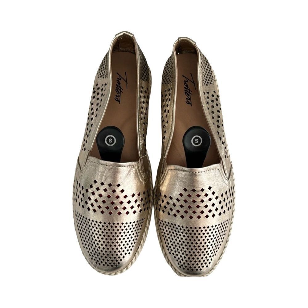 TROTTERS ROYAL PERFORATED LOAFER 9M GOLD METALLIC.